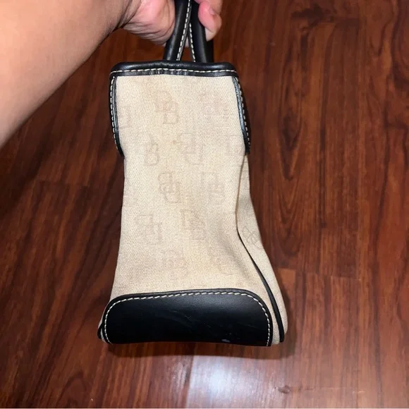 Dooney & Bourke Beige Canvas Shoulder Bag with Black Trim - Picture 6 of 12